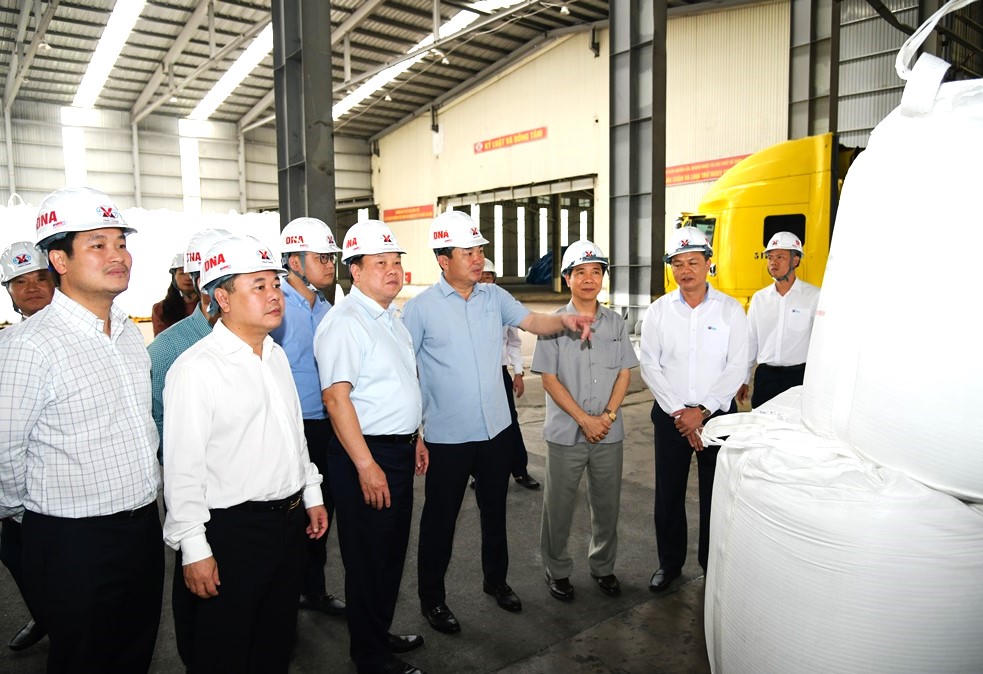 Chủ tịch ‘Siêu’ Ủy ban: ‘Có lúc, chúng tôi vừa chạy vừa xếp hàng’