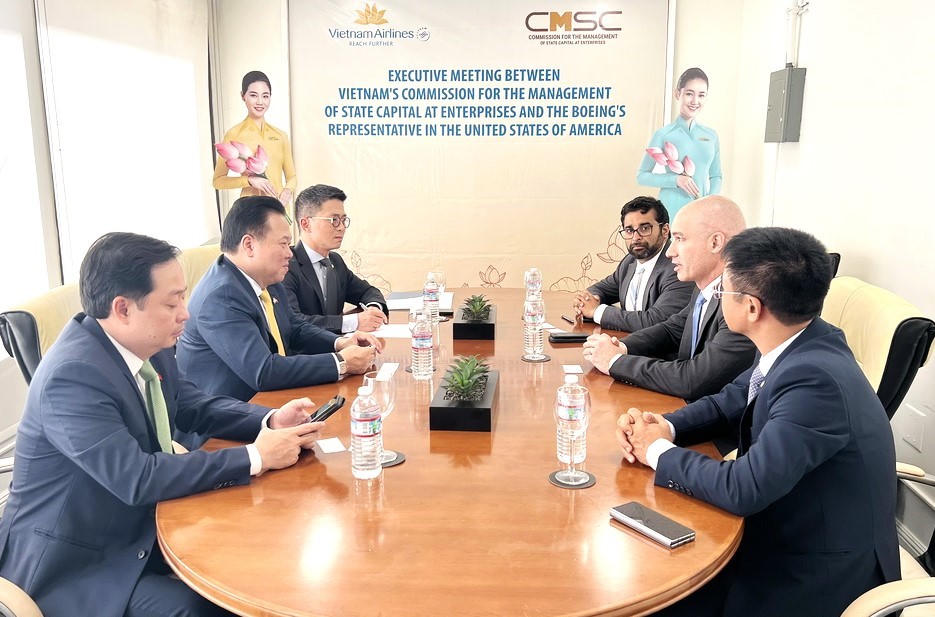 Chủ tịch ‘Siêu’ Ủy ban: ‘Có lúc, chúng tôi vừa chạy vừa xếp hàng’