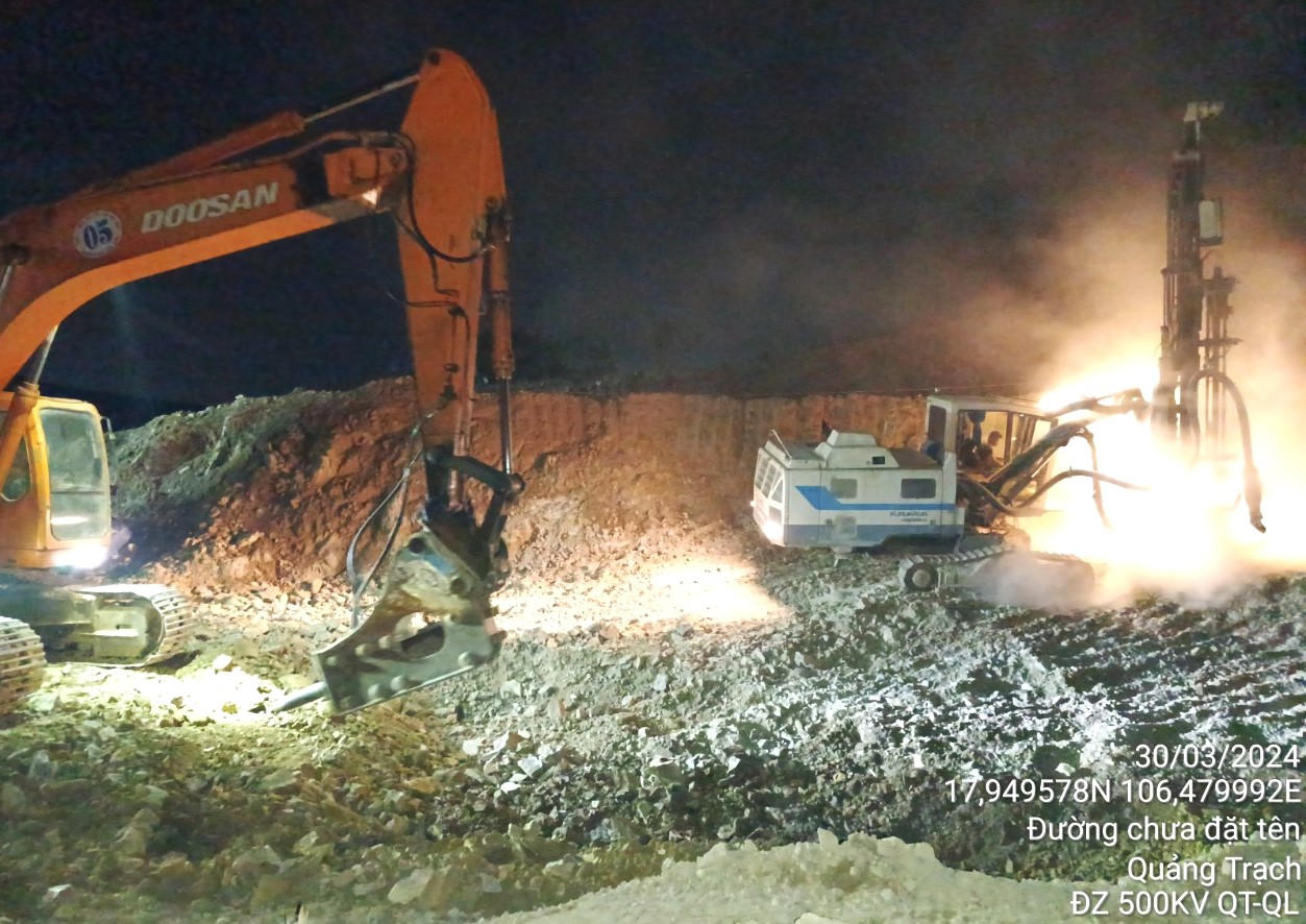 Máy chạy xuyên đêm trên công trường đường dây 500kV mạch 3