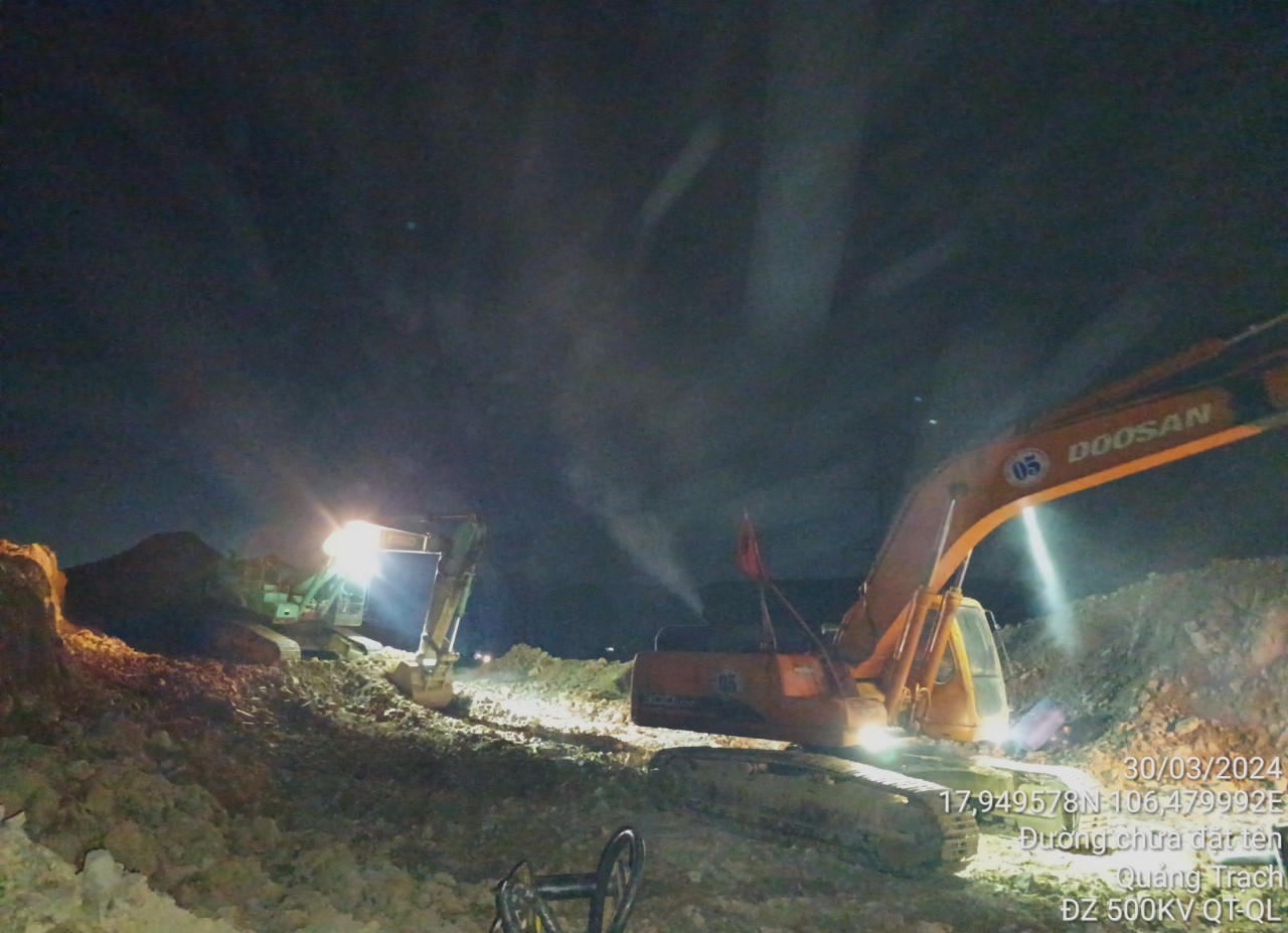 Máy chạy xuyên đêm trên công trường đường dây 500kV mạch 3