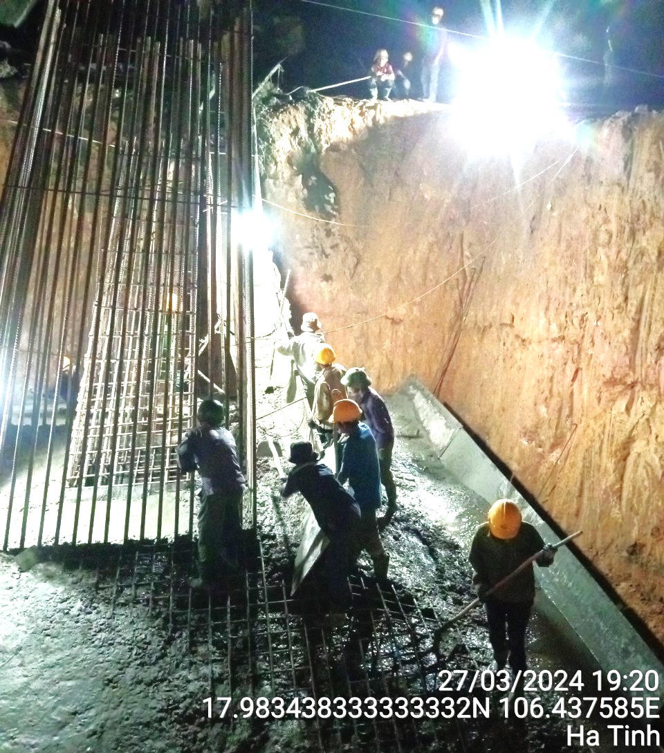 Máy chạy xuyên đêm trên công trường đường dây 500kV mạch 3