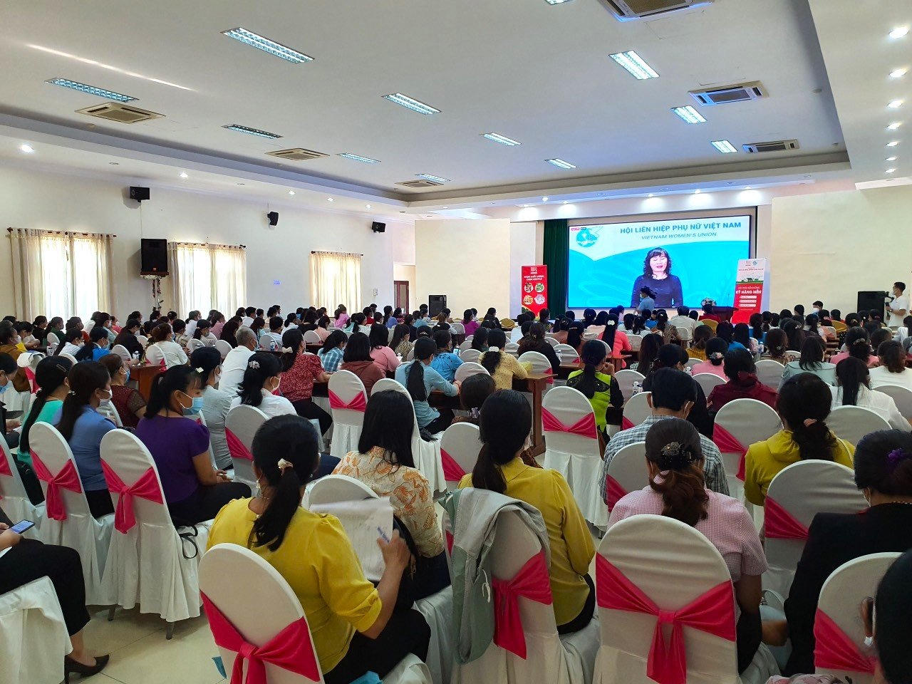 Chung tay xây dựng hình ảnh người phụ nữ Việt Nam thời đại mới
