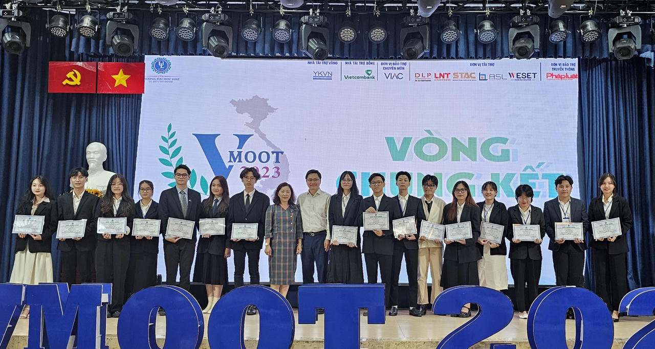 Quán quân cuộc thi VMoot 2023 gọi tên Đại học Luật Hà Nội