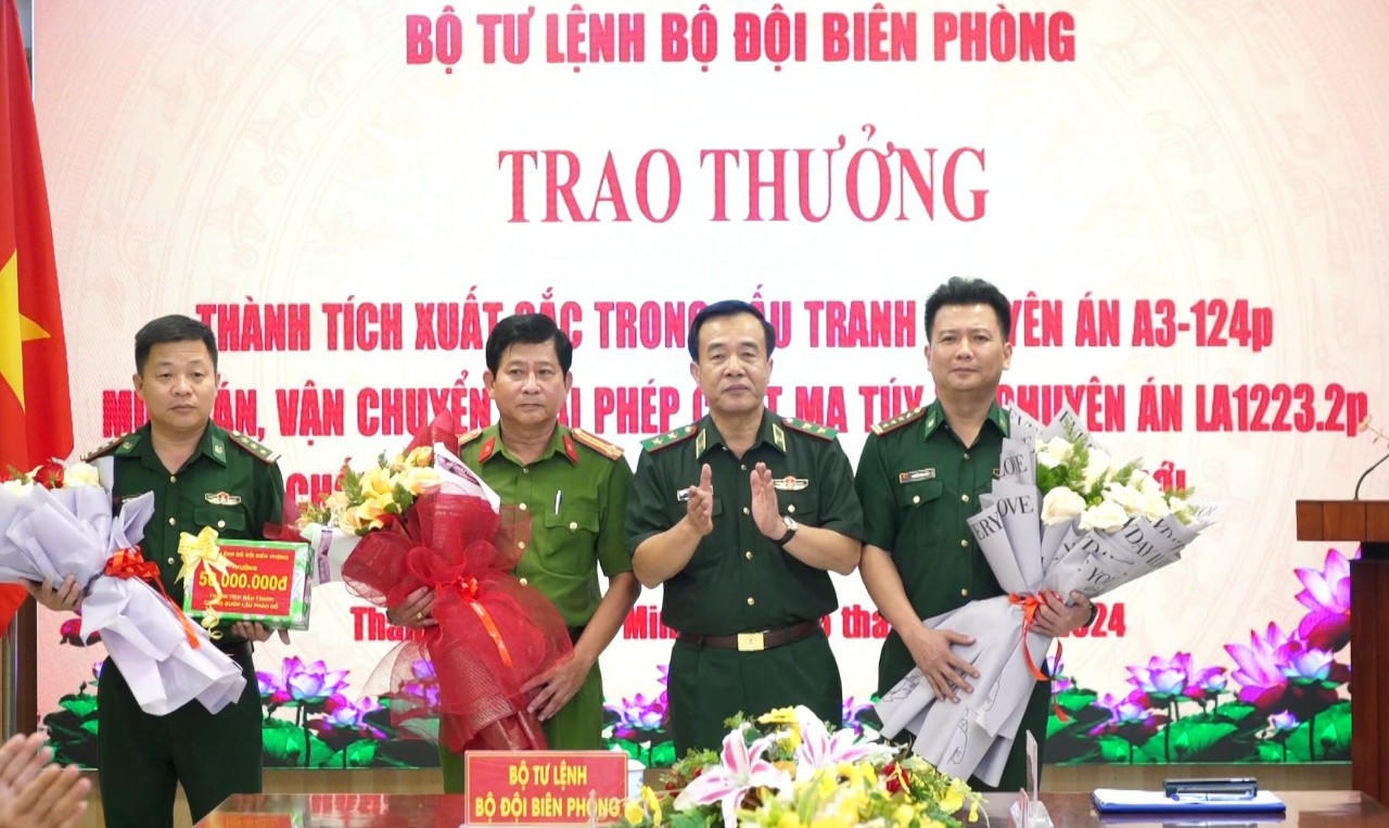 Bộ Tư lệnh BĐBP thưởng nóng cho 02 chuyên án chống ma túy và pháo nổ