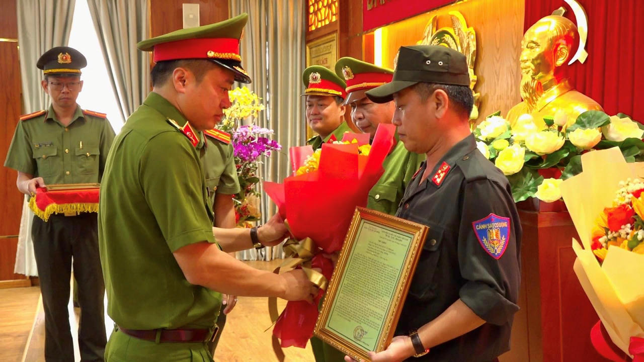 Thưởng nóng lực lượng phá vụ án "giết người ở Hóc Môn"