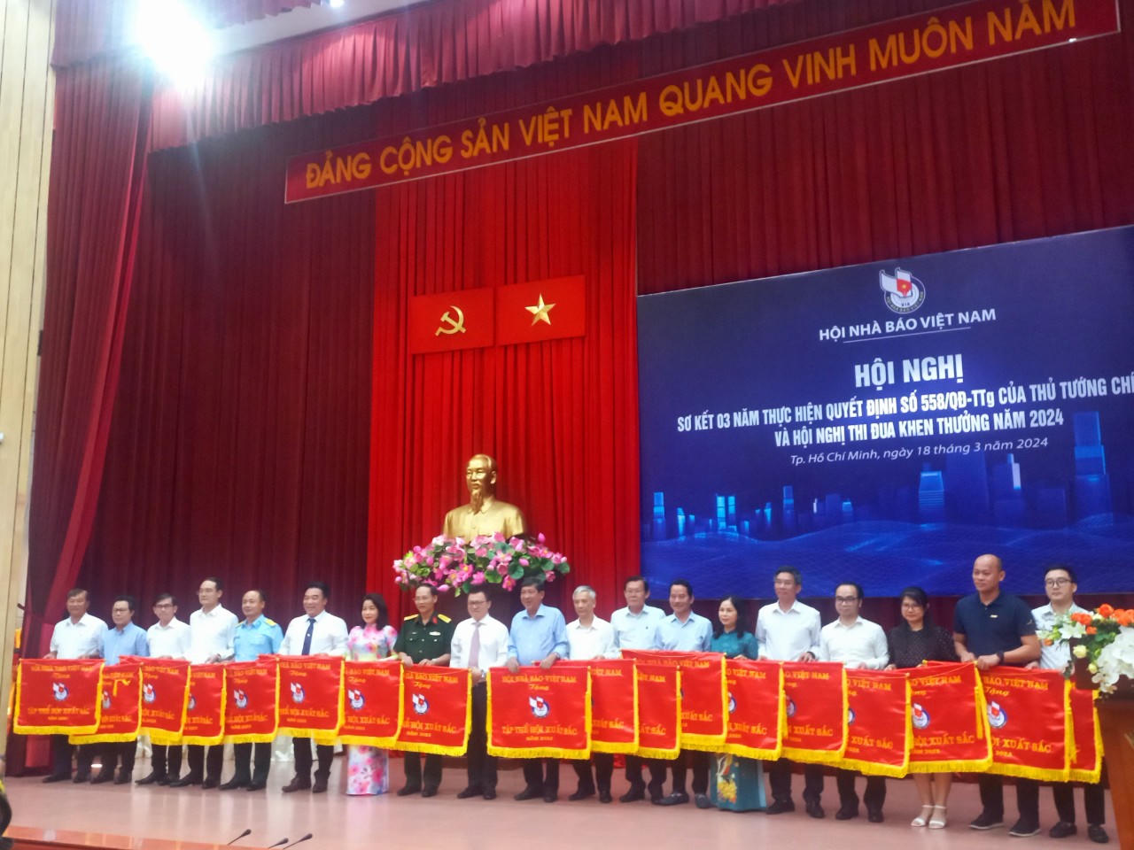 Chi hội Báo Pháp luật Việt Nam nhận 2 bằng khen của Chủ tịch Hội nhà báo Việt Nam