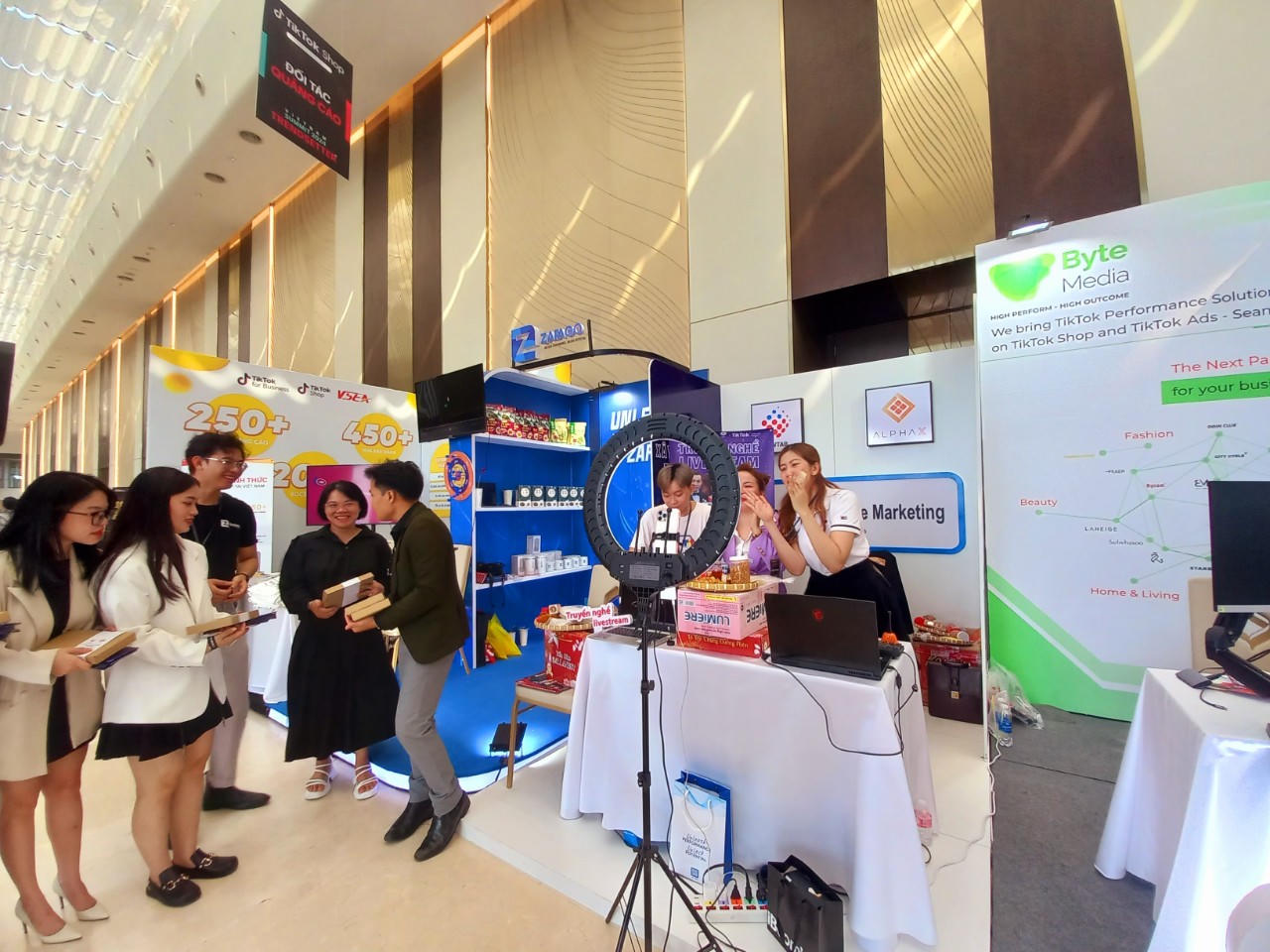 Thúc đẩy quảng bá hàng Việt và sản phẩm xanh trong lĩnh vực thương mại điện tử