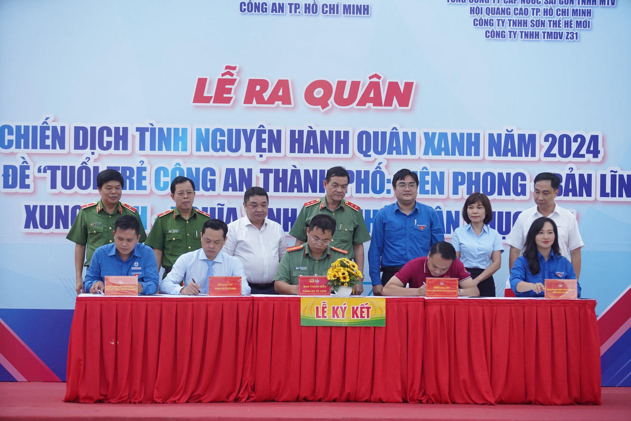 Công an TP HCM ra quân Chiến dịch tình nguyện Hành quân xanh