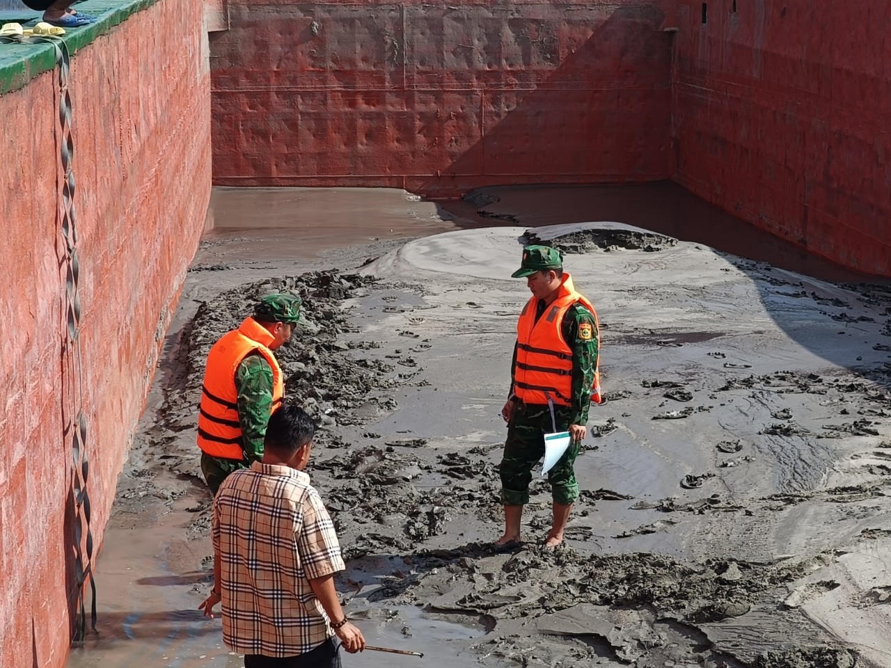 Phát hiện sà lan chở hơn 200 mét khối cát san lấp không rõ nguồn gốc