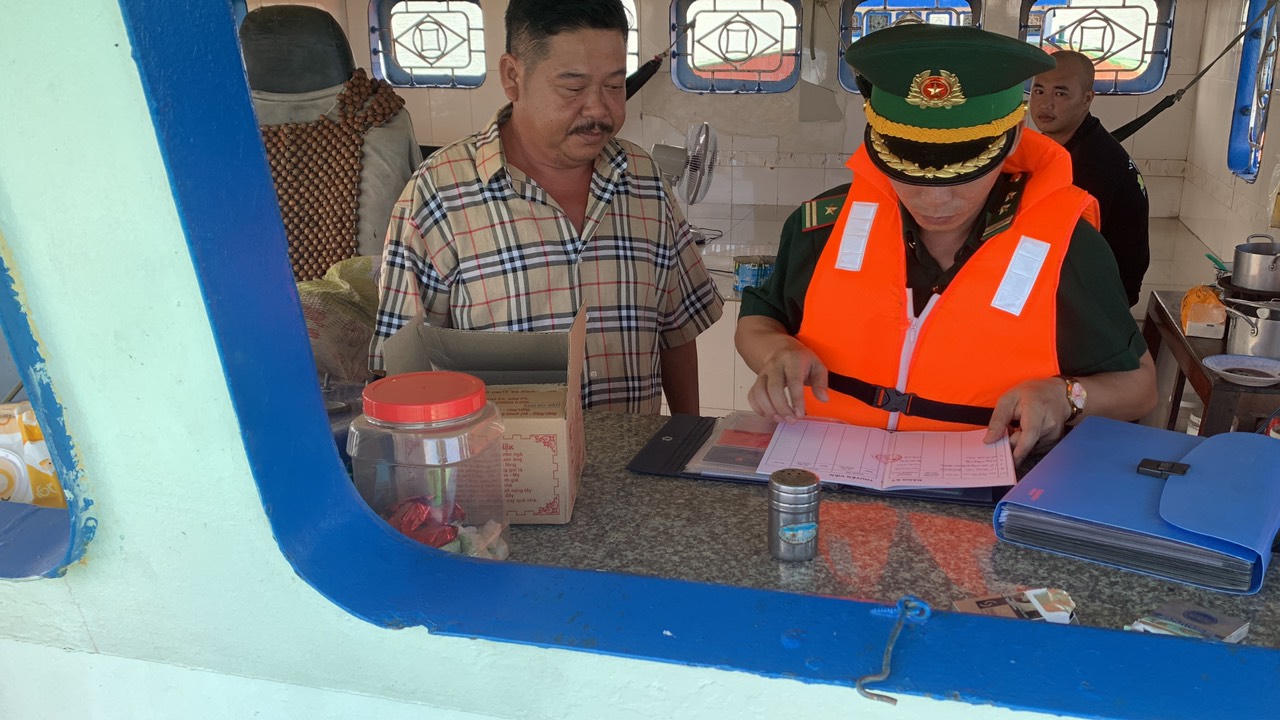 Phát hiện sà lan chở hơn 200 mét khối cát san lấp không rõ nguồn gốc