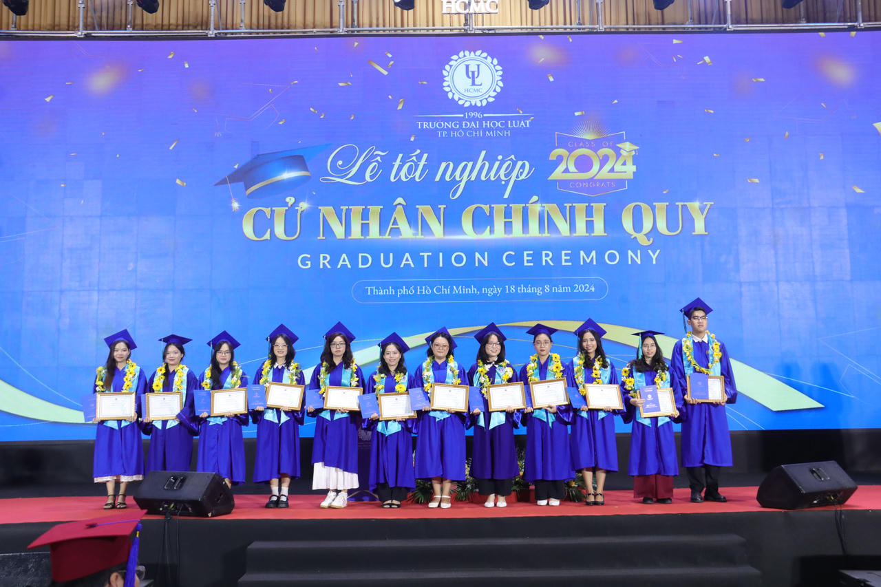 Gần 1.500 tân Cử nhân chính quy Đại học Luật TP HCM nhận bằng tốt nghiệp