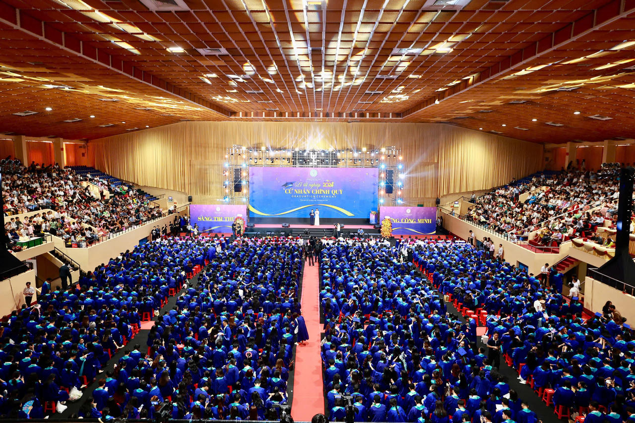 Gần 1.500 tân Cử nhân chính quy Đại học Luật TP HCM nhận bằng tốt nghiệp