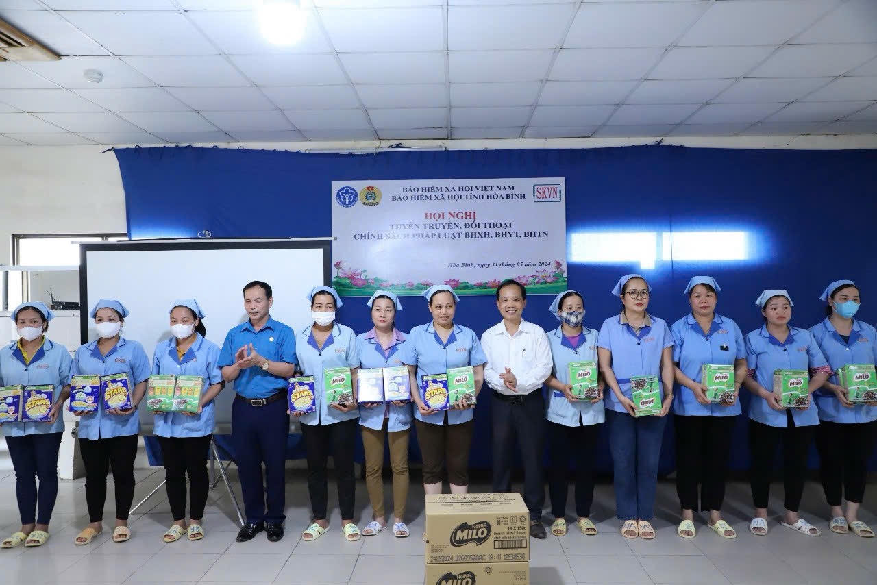 Nestlé Việt Nam tặng gần 200.000 phần quà hỗ trợ học sinh, sinh viên