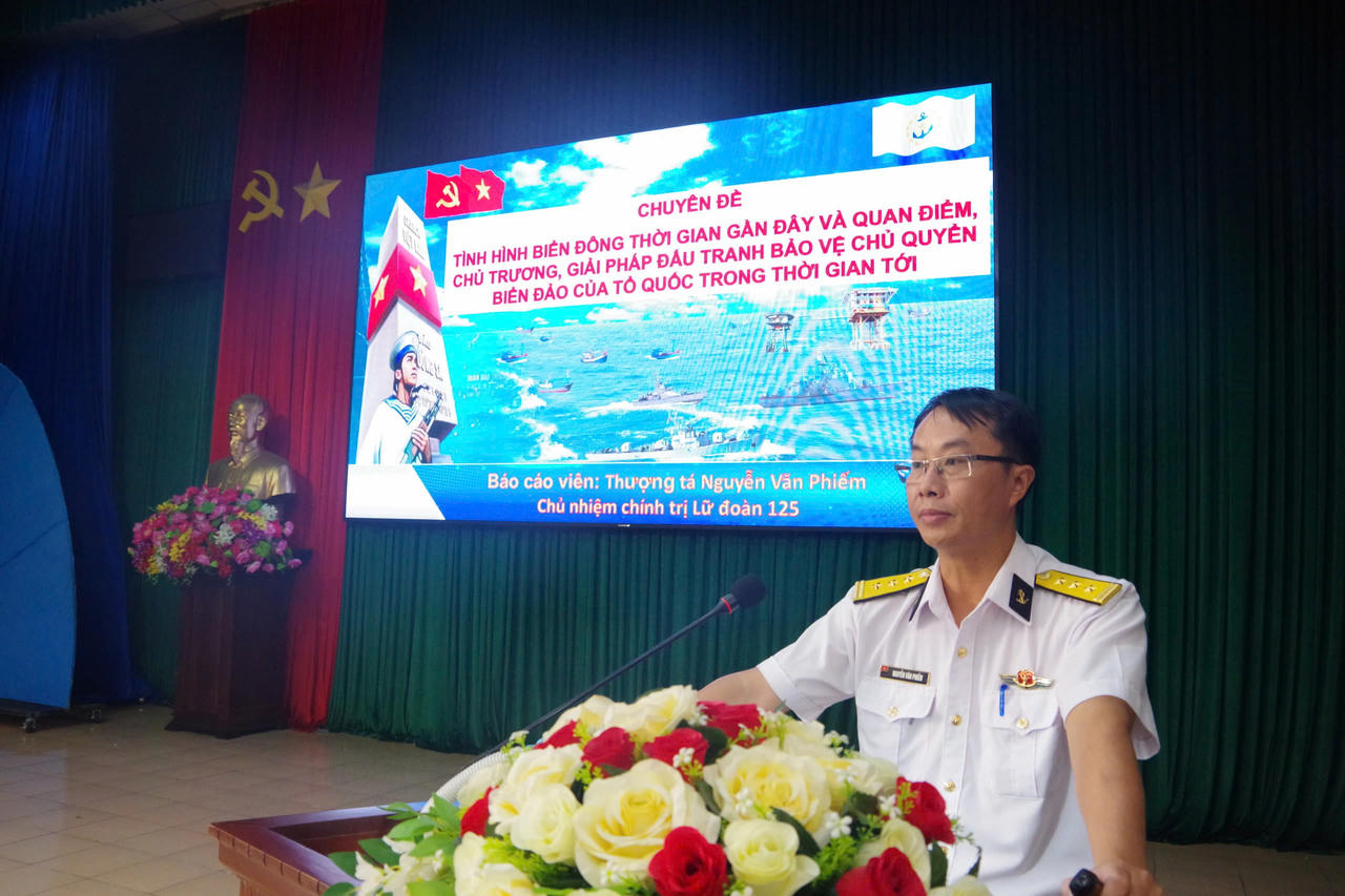 Vùng 2 Hải quân tổ chức chương trình 'Đồng hành cùng người lính Hải quân'