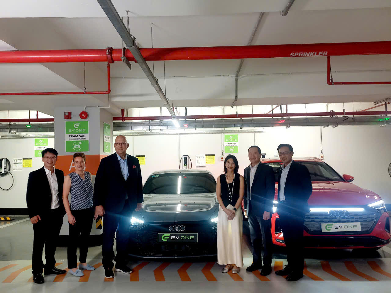 Vận hành trạm sạc ô tô điện công cộng thông minh tại cao ốc ở TP HCM