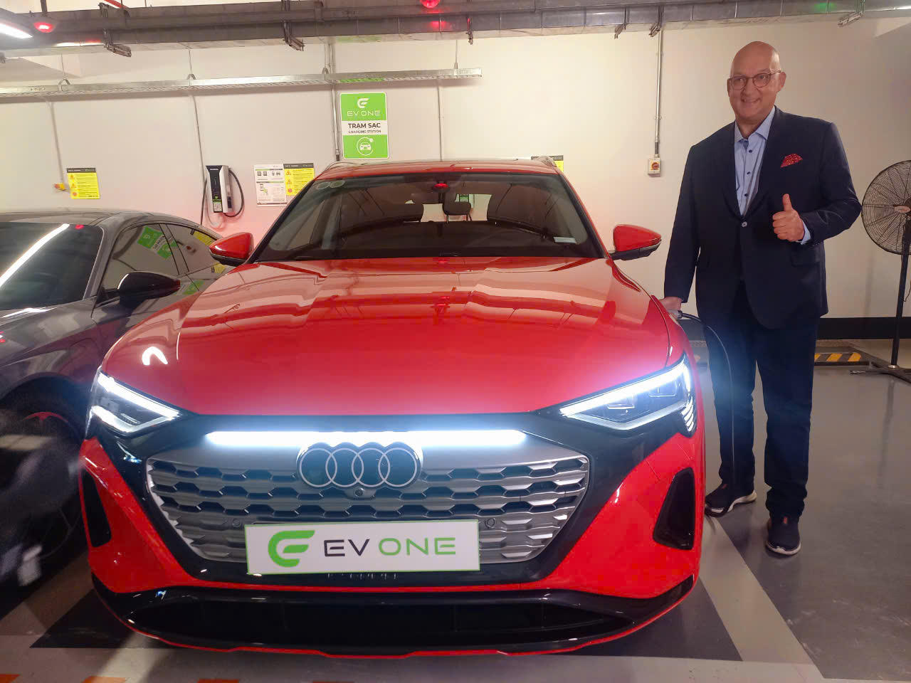 Vận hành trạm sạc ô tô điện công cộng thông minh tại cao ốc ở TP HCM