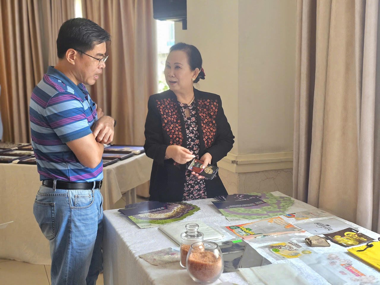 Phổ biến chính sách giảm thiểu nhựa, hướng tới sản phẩm thân thiện môi trường