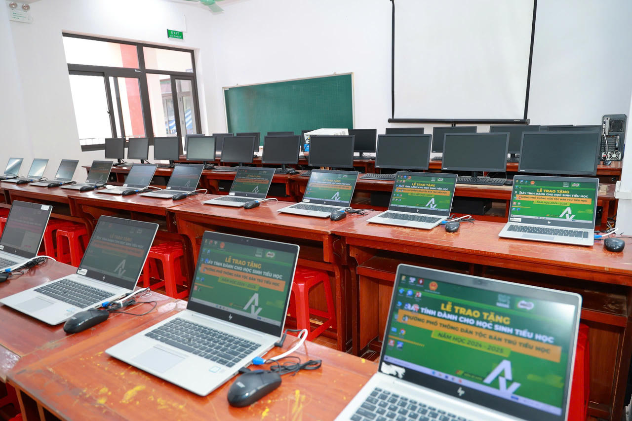 Nestlé Milo trao tặng máy tính cho các trường tiểu học vùng cao