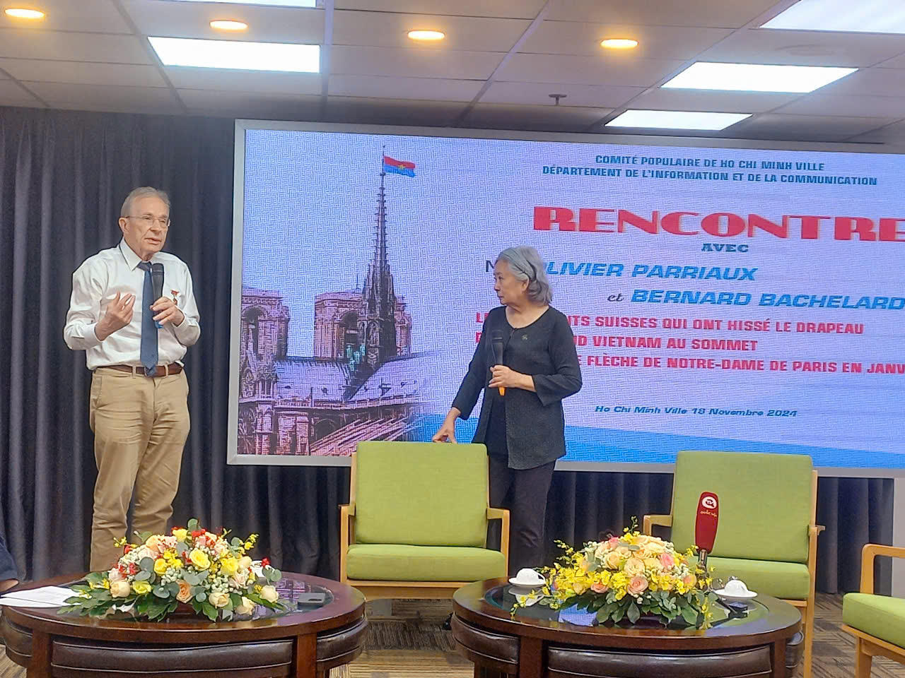 Gặp 2 người treo cờ Mặt trận Dân tộc Giải phóng miền Nam Việt Nam trên đỉnh nhà thờ Đức Bà ở Paris