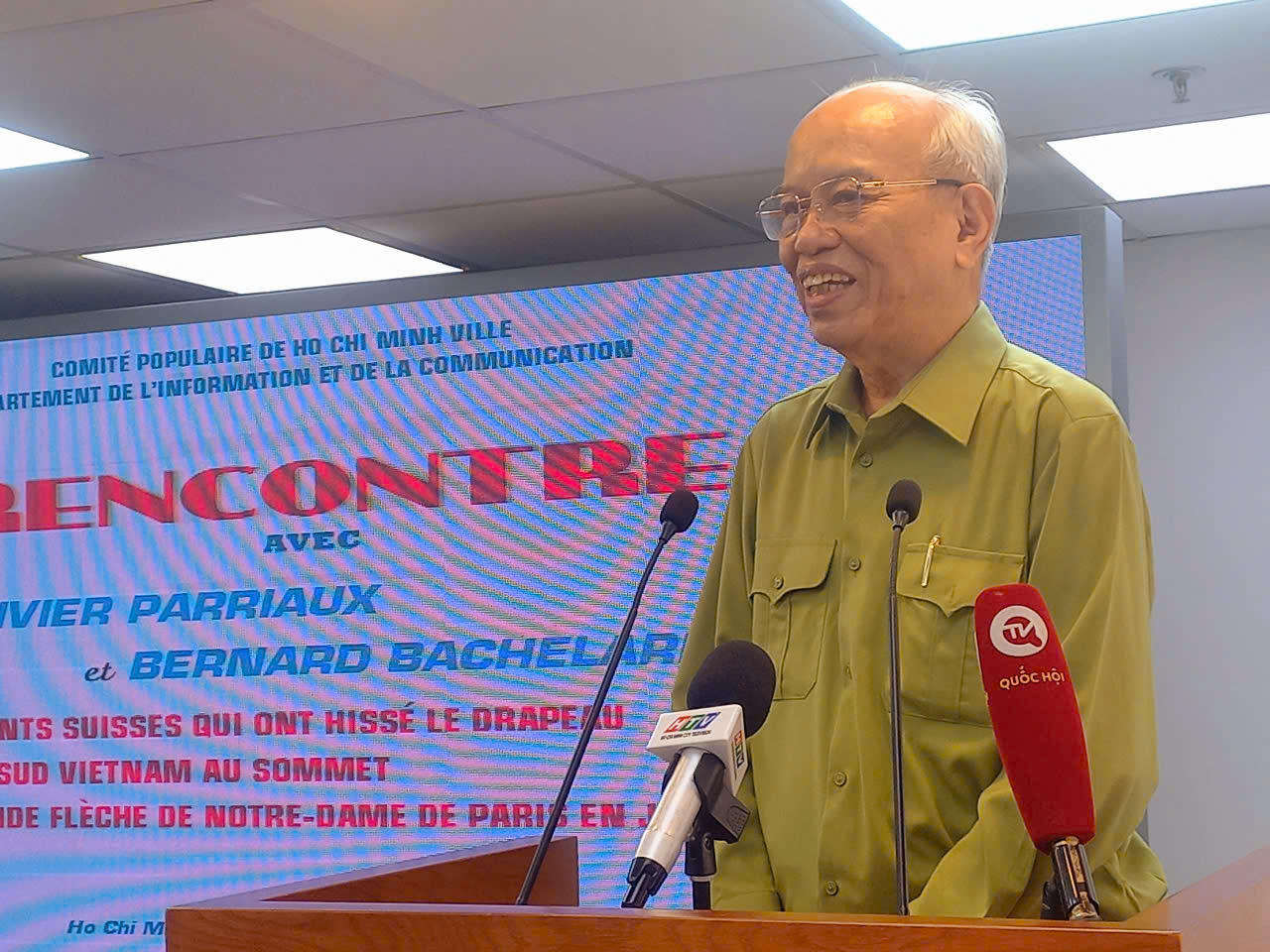 Gặp 2 người treo cờ Mặt trận Dân tộc Giải phóng miền Nam Việt Nam trên đỉnh nhà thờ Đức Bà ở Paris