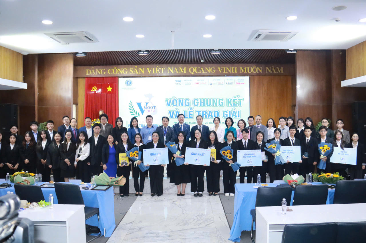 Trường Đại học Luật TP HCM đoạt giải nhất cuộc thi Phiên tòa giả định - VMoot 2024