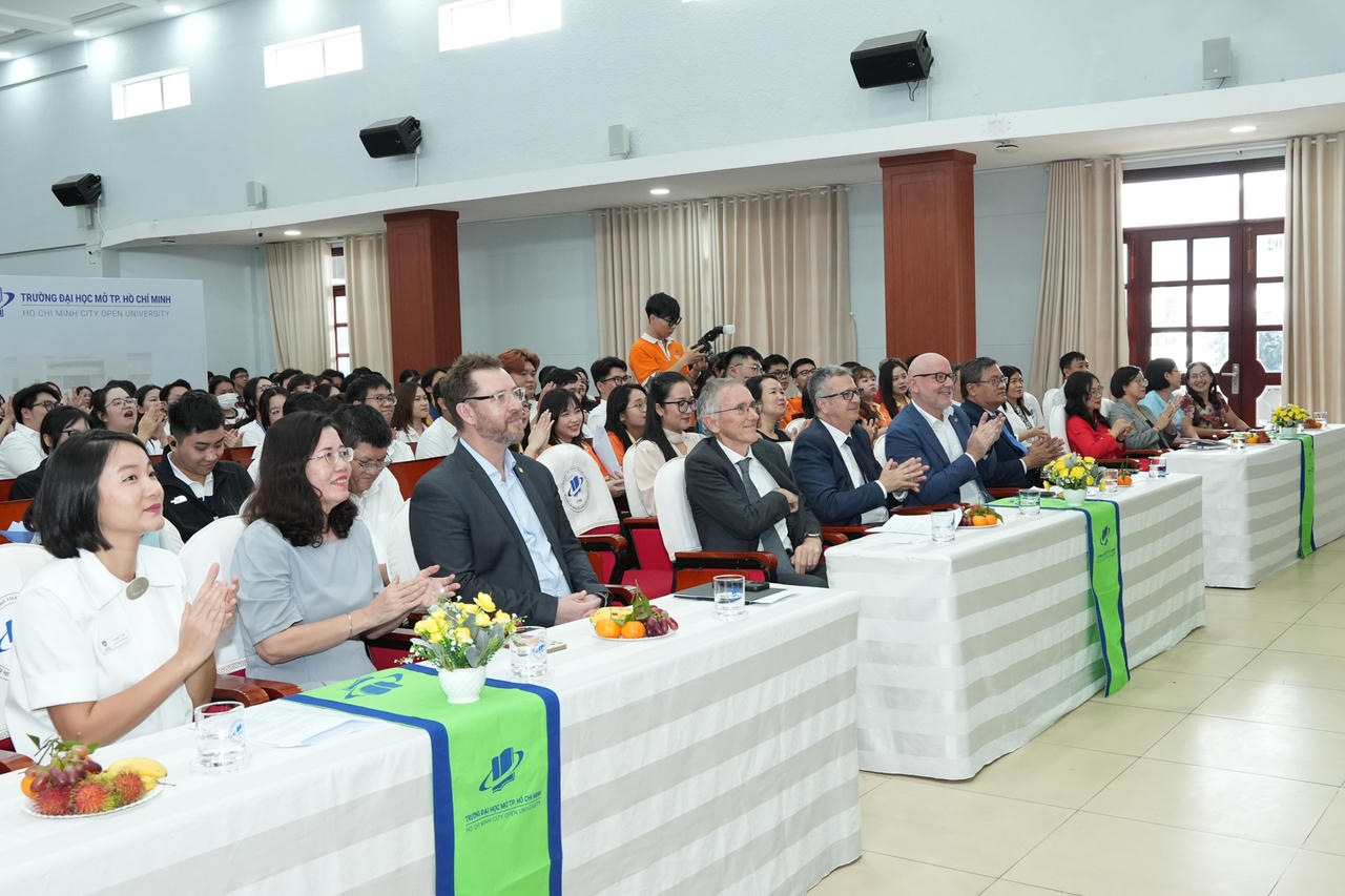 Tặng quỹ học bổng 520 triệu đồng cho tân sinh viên chương trình liên kết đại học