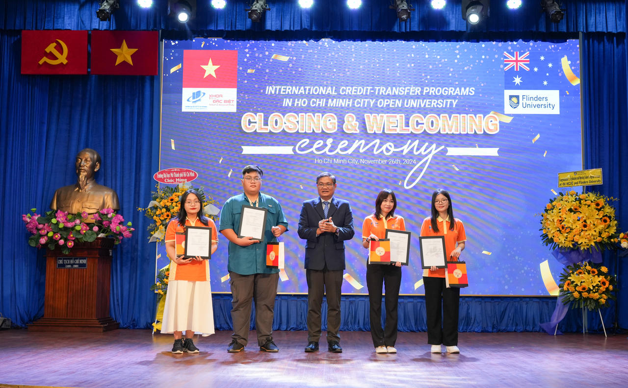 Tặng quỹ học bổng 520 triệu đồng cho tân sinh viên chương trình liên kết đại học