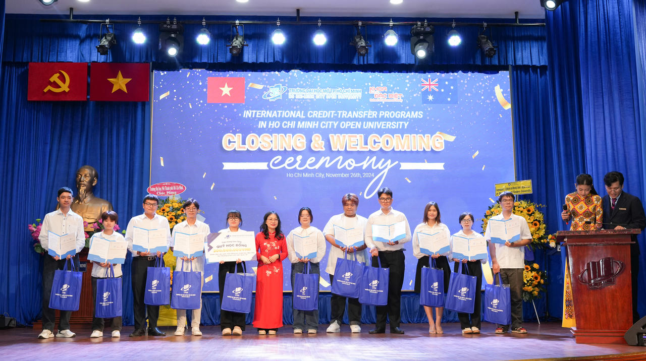 Tặng quỹ học bổng 520 triệu đồng cho tân sinh viên chương trình liên kết đại học