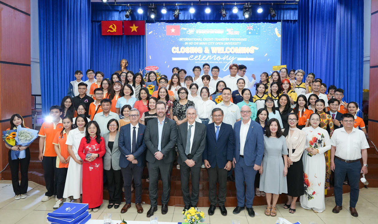 Tặng quỹ học bổng 520 triệu đồng cho tân sinh viên chương trình liên kết đại học