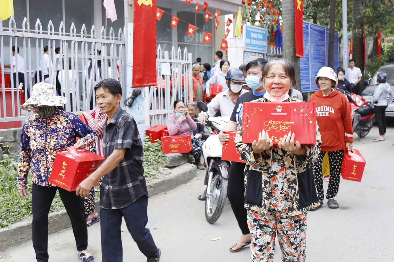 Tân cảng Sài Gòn chăm lo Tết cho người nghèo TP Thủ Đức