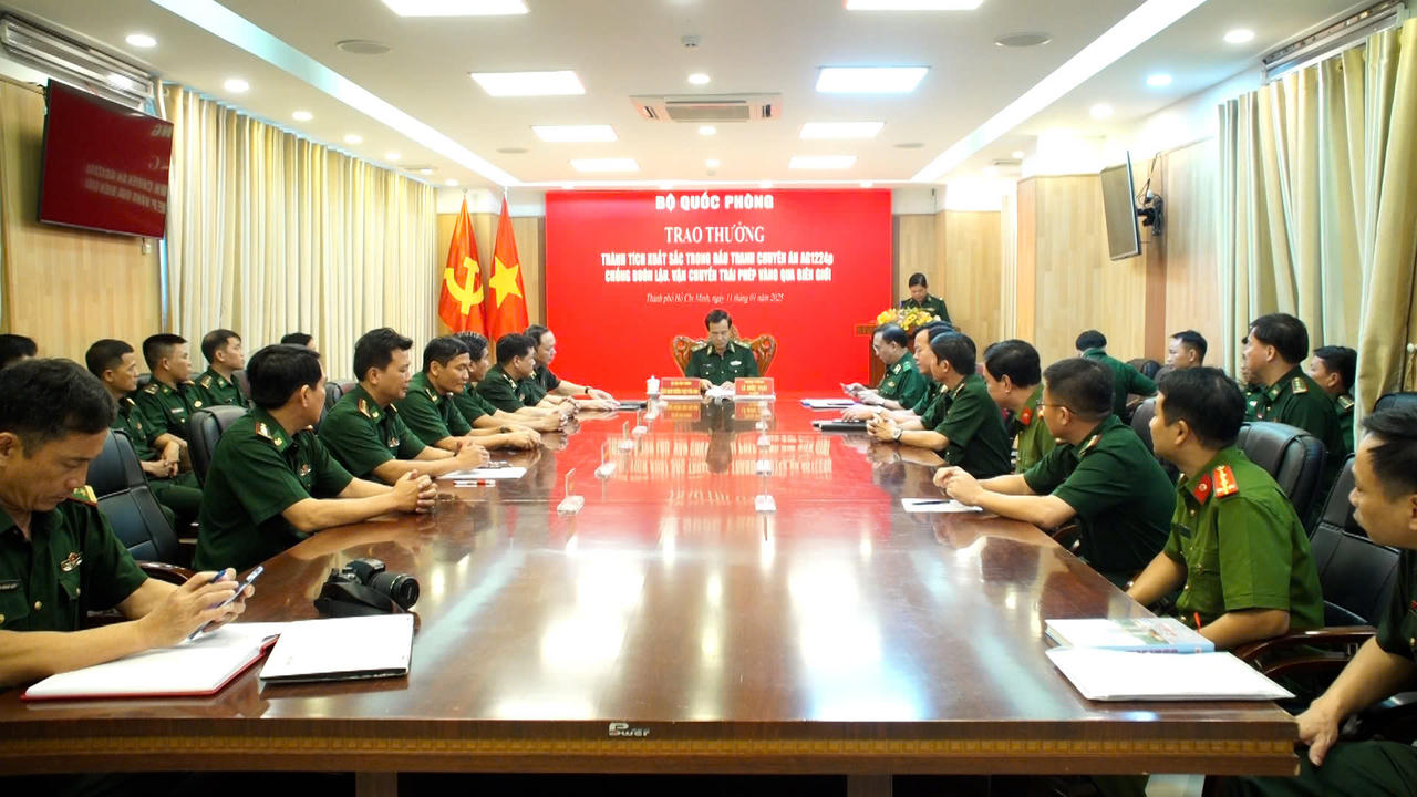 Trao thưởng thành tích xuất sắc của BĐBP trong chống buôn lậu, chống vận chuyển trái phép vàng qua biên giới