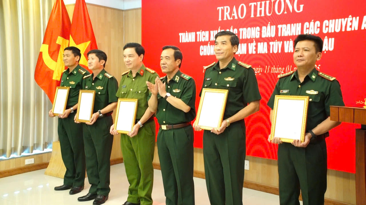Trao thưởng thành tích xuất sắc của BĐBP trong chống buôn lậu, chống vận chuyển trái phép vàng qua biên giới