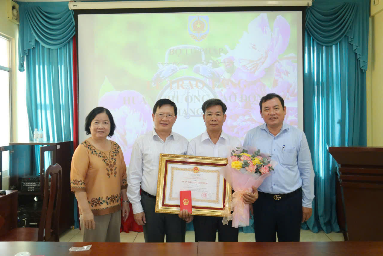 Lãnh đạo Bộ Tư pháp thăm, chúc Tết gia đình các đồng chí nguyên lãnh đạo Bộ