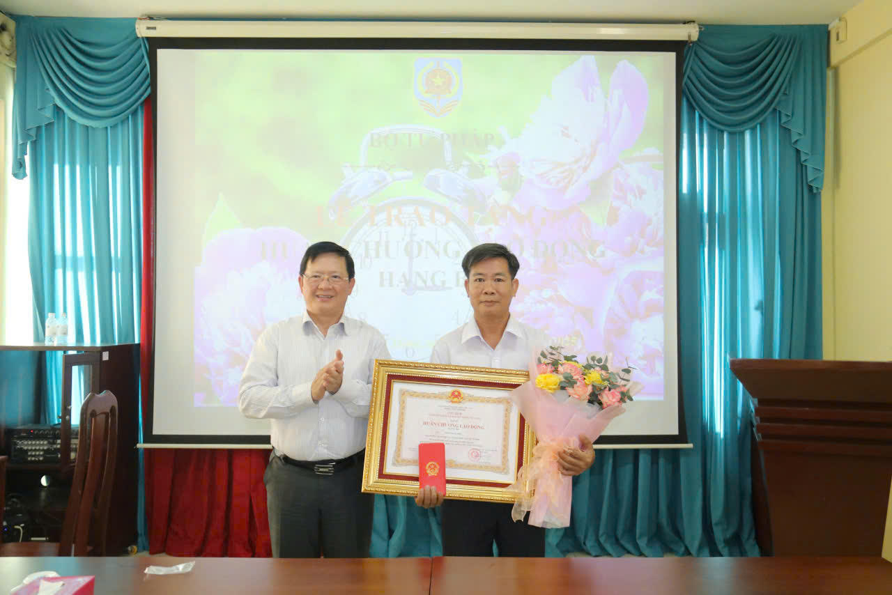 Lãnh đạo Bộ Tư pháp thăm, chúc Tết gia đình các đồng chí nguyên lãnh đạo Bộ