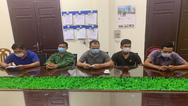 Trốn trong thùng xe tải chở lợn để qua mặt chốt kiểm soát dịch COVID-19 vẫn không thoát