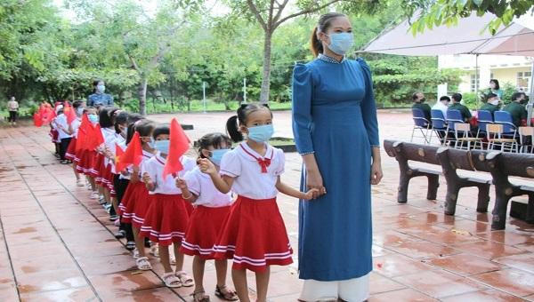 Học sinh huyện đảo Cô Tô hân hoan đón chào năm học mới