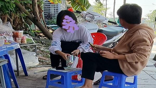 Đầm Hà, Quảng Ninh: Học sinh vô tư hút thuốc lá điện tử ngay trước cổng trường 