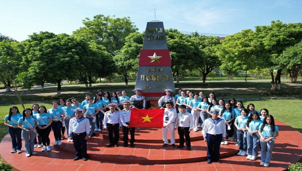 Vương miện Hoa hậu Biển đảo Việt Nam 2022 được đính 3.417 viên kim cương trắng 