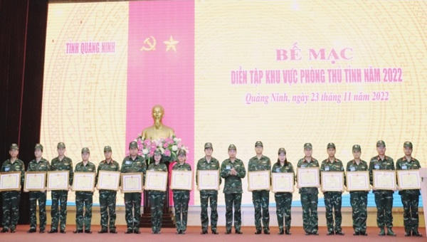 Nhiều tập thể, cá nhân được tặng bằng khen trong cuộc diễn tập khu vực phòng thủ tỉnh Quảng Ninh năm 2022