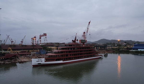 Hạ Thủy siêu du thuyền 6 sao bên bờ Vịnh Hạ Long