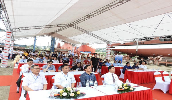 Hạ Thủy siêu du thuyền 6 sao bên bờ Vịnh Hạ Long