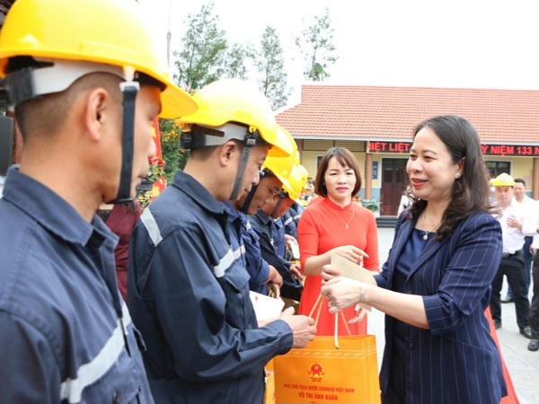 Phó Chủ tịch nước Võ Thị Ánh Xuân thăm, tặng quà công nhân ngành Than