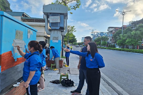 Rực rỡ những “Bốt điện nở hoa” trên đường phố Hạ Long