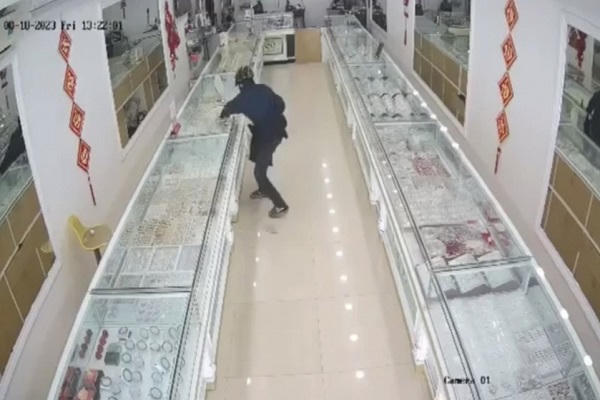 Khởi tố đối tượng cướp tiệm vàng ở Hưng Yên