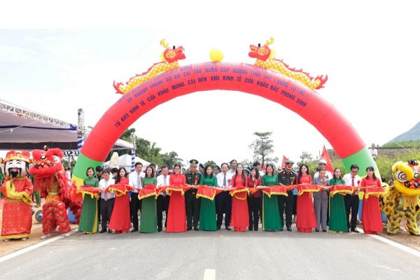 Quảng Ninh: Người dân phấn khởi đi trên con đường mới 