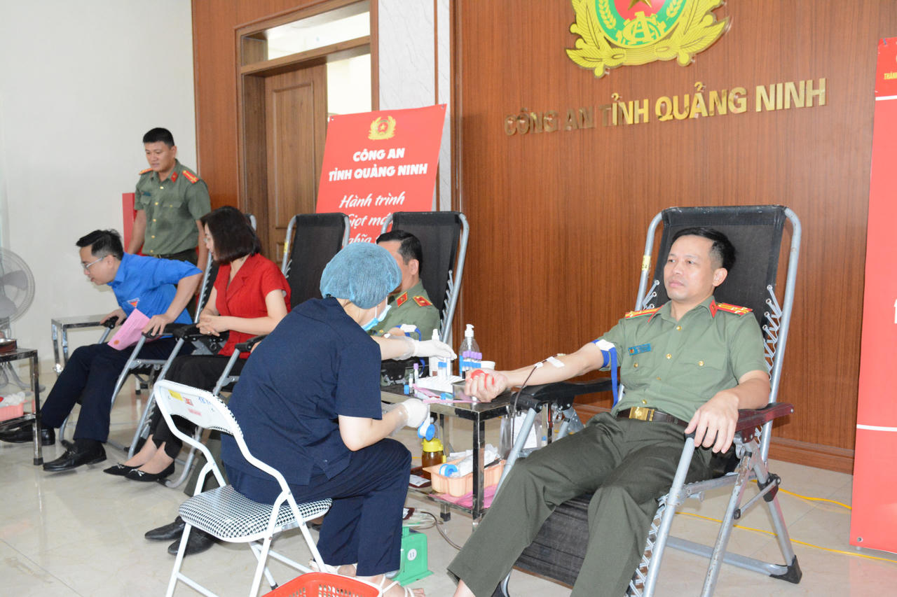 Thiếu tướng Đinh Văn Nơi cùng hơn 200 công an tỉnh Quảng Ninh hiến máu tình nguyện