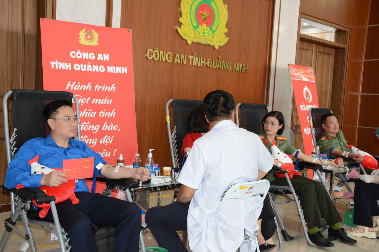Thiếu tướng Đinh Văn Nơi cùng hơn 200 công an tỉnh Quảng Ninh hiến máu tình nguyện