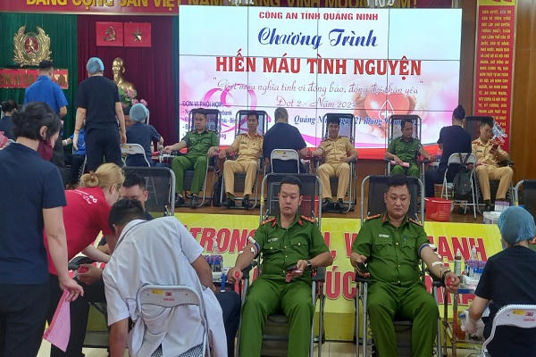 Thiếu tướng Đinh Văn Nơi cùng hơn 200 công an tỉnh Quảng Ninh hiến máu tình nguyện