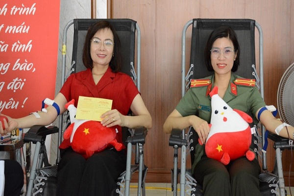 Thiếu tướng Đinh Văn Nơi cùng hơn 200 công an tỉnh Quảng Ninh hiến máu tình nguyện