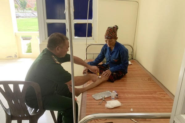 Đồn Biên phòng đảo Trần (Quảng Ninh) cứu hộ thành công 3 ngư dân bị đắm tàu